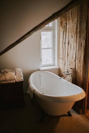 Фото номера Улучшенный двухместный номер с 1 кроватью Отель Boutique Hotel Virkas muiža г. Кулдига 2